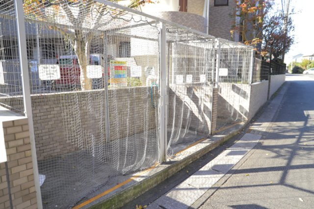 共有部分は、住民なら誰もが使える設備のこと。例えば駐車場やエレベーター、インターネット設備、セキュリティ設備などがあります。他にも、マンションの廊下・外部階段やエントランス・ゴミ置き場などがあります。
