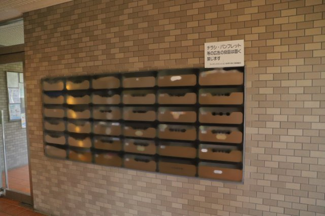 エントランス付近に設置されている集合ポストは、住んでいる部屋と離れているため、ポストをあさるなど誰かに何かされていても被害に気づきにくいです。入居する時には他人に特定されにくい番号で鍵をかけましょう！