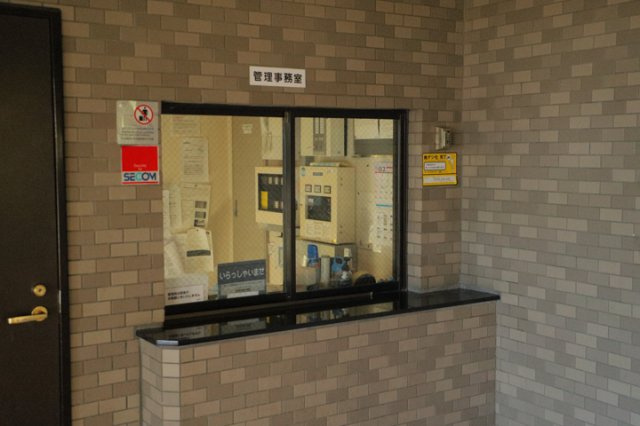 受付はマンションコンシェルジュがいる場合もあれば、管理人が滞在する小部屋を総称して呼ぶことがあります。主にエントランスに設置されていることから、防犯面でも期待ができます。防犯設備がない場合はより安心！