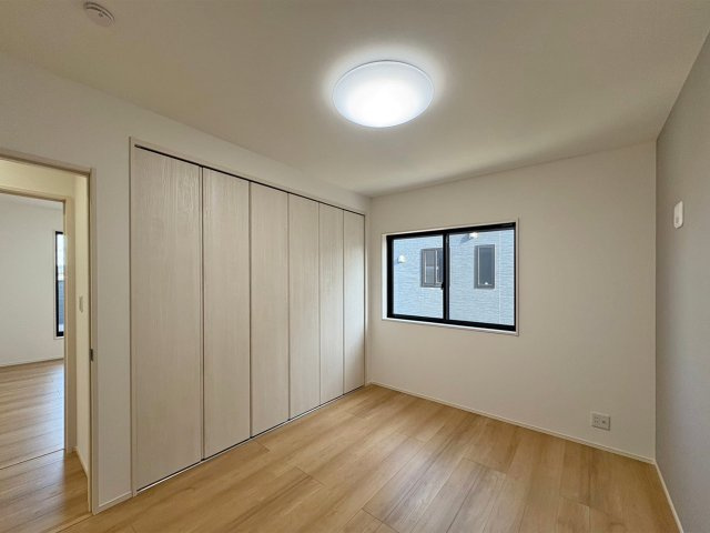 2階8帖の洋室。ST（システム）収納完備・バルコニーに繋がる風通しの良いお部屋です！