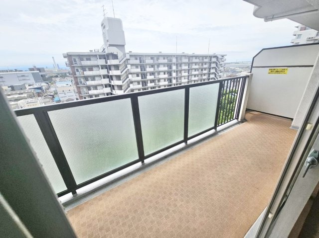 南東向きバルコニーで陽当り・風遠しも良好♪家族分の洗濯物がすぐ乾きます。