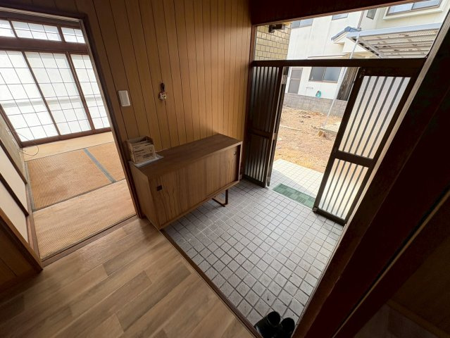 ゆとりある玄関スペースは、来客時にも安心の広さです。木目調の内装が温かみを演出し、落ち着いた雰囲気でお客様をお迎えすることができます。室内へと続く動線もスムーズで、使い勝手の良い設計です。