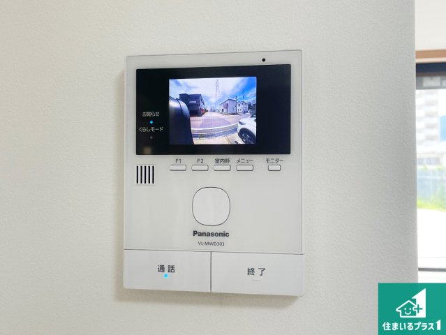 カラーモニターインターホン！声だけでなく来訪者の姿や顔がモニターで確認できるので、小さなお子様がいらっしゃるご家庭でも安心できます！
