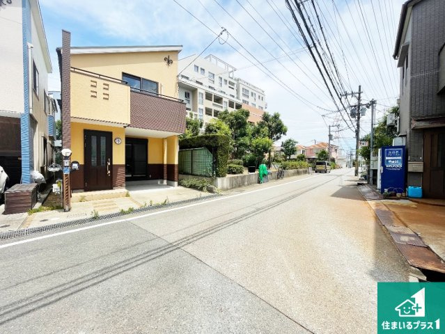 周辺は閑静な住宅街！前面道路広々で車の出し入れも便利です。駐車が苦手な方でも安心して車庫入れできます！