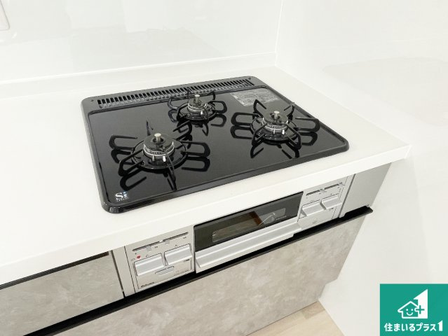 ダブル高火力Ｓｉセンサー付きコンロ！3口あるので、まとめて料理をする時も大活躍！