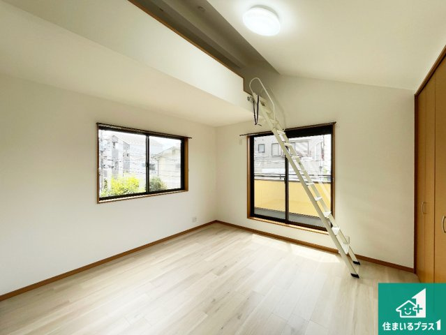寝室は心地よい眠りについてもらいたくて、シンプルかつ開放的な空間な設計にしています！大きな窓から差し込む日が心地いいです♪