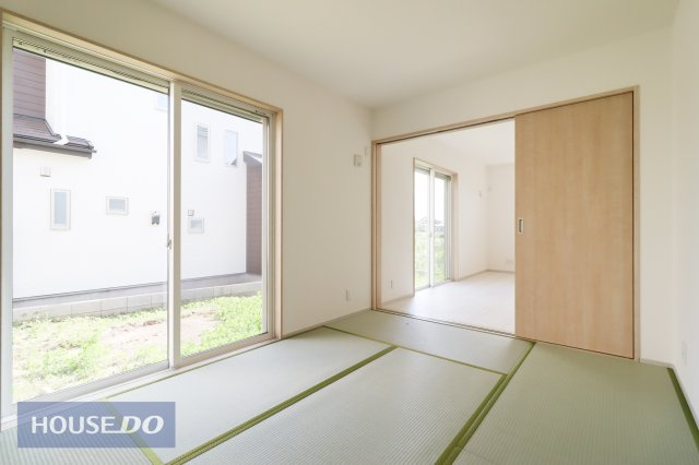 【和室】座ったり寝転んだりと、ゆったりくつろげる快適空間。クッション性があるので、お子様の遊び場としても重宝しますね♪