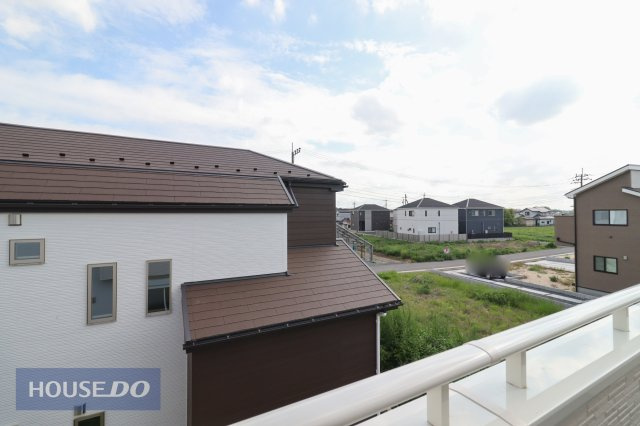 【建物からの眺望】バルコニーからの景色。十分な間隔が確保されております。