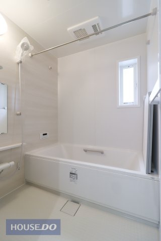 【浴室】1日の疲れた体を癒せるシステムバス。足を伸ばしてリラックス♪一坪風呂でお子様と一緒でもゆったりと寛げます。浴室乾燥機付きで雨の日の洗濯おまかせ♪