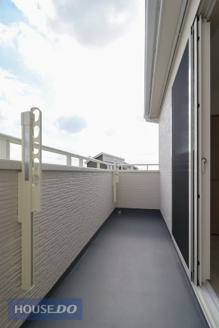 【バルコニー】広々バルコニーでお布団や洗濯物がたくさん干せるだけでなく、周囲の視線を気にせずにプライベートな時間を過ごすリラックス空間としても使えますね♪