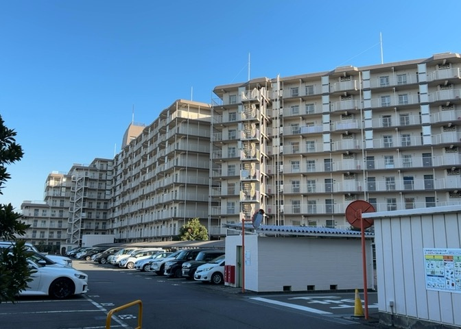 外観はマンション管理がされているかの目安になります。築年数が古いと、壁面は劣化してひび割れが生じることも！建物が古びていても細かいところが修繕されていると、きちんと管理されているなぁと感じるでしょう。