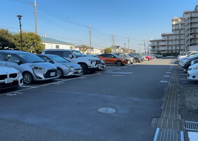 車一台あたりに必要なスペースは、標準サイズの普通自動車で横幅2m50cm、長さ5mは必要になります。ただし、乗降のことも考慮して横幅3m30cm、長さ5m50cmほどは確保できるところを選びましょう。