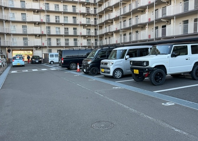 駐車場と明記されていても、最小スペースでつくられた駐車場だと大型車は駐車できなかったり、出入りしにくくなったりする可能性があります。お車のサイズと購入したい物件の駐車場のサイズを現地で確認しましょう。