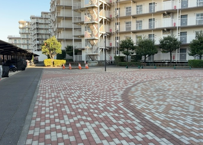 中庭（パティオ）とは、一つの建築物の内部に設けられた、壁などで囲われている庭のことを指します。コの字型、ロの字型が主流ですが、L字型の中庭もあります。最近では、インテリア性の高さからも人気があります。