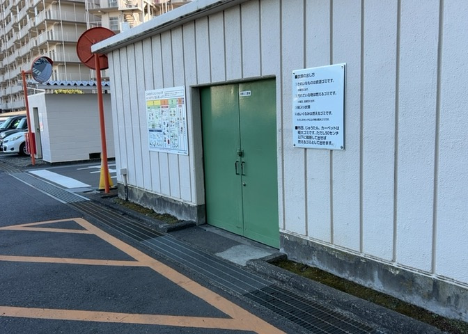 共有部分は、住民なら誰もが使える設備のこと。例えば駐車場やエレベーター、インターネット設備、セキュリティ設備などがあります。他にも、マンションの廊下・外部階段やエントランス・ゴミ置き場などがあります。