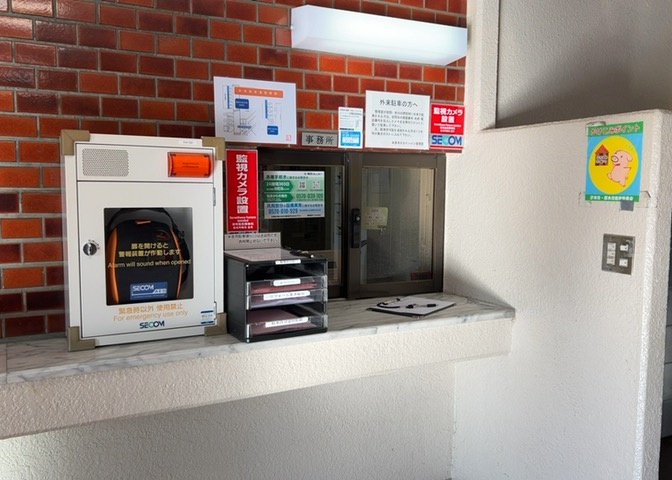 受付はマンションコンシェルジュがいる場合もあれば、管理人が滞在する小部屋を総称して呼ぶことがあります。主にエントランスに設置されていることから、防犯面でも期待ができます。防犯設備がない場合はより安心！