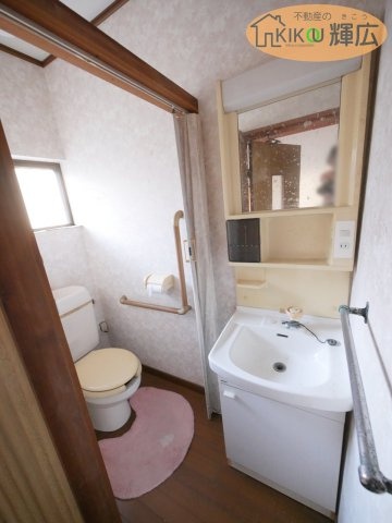 洗面台はトイレにございます。トイレと洗面台は仕切れるようになっております。