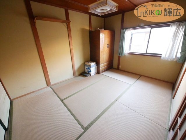 1F和室は約6畳ございます。道路側に面しておりますので陽当たり良好です。