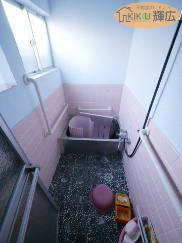 コンパクトな洋室です。小さな窓が付いておりますので、とても明るいです。