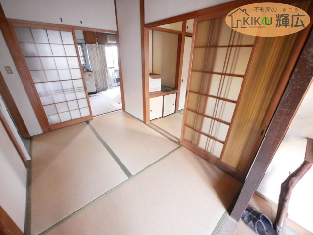 和室は約3畳ございます。ご家族様のお荷物を置く場所にしても最適です。