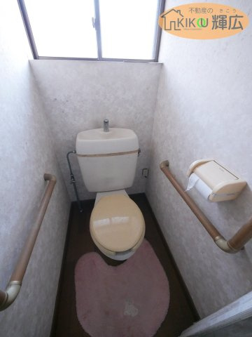 1Fトイレです。小さな窓が付いておりますのでとても明るいトイレです。
