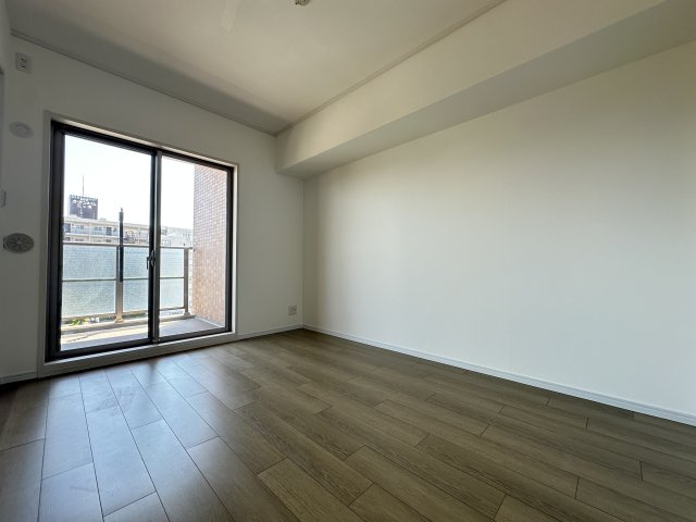 大きな窓からたっぷりの日差しが降り注ぐ明るい室内です。目覚めの良い朝を迎えられそうですね。
