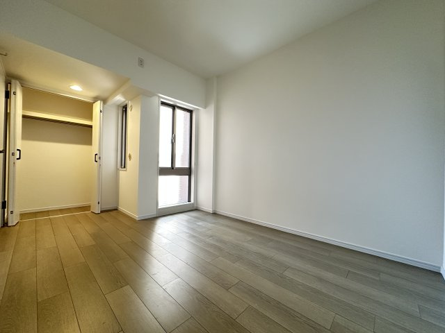 サービスバルコニーから明るい日差しの差し込むお部屋です。プライベート性も高く収納もたっぷり。