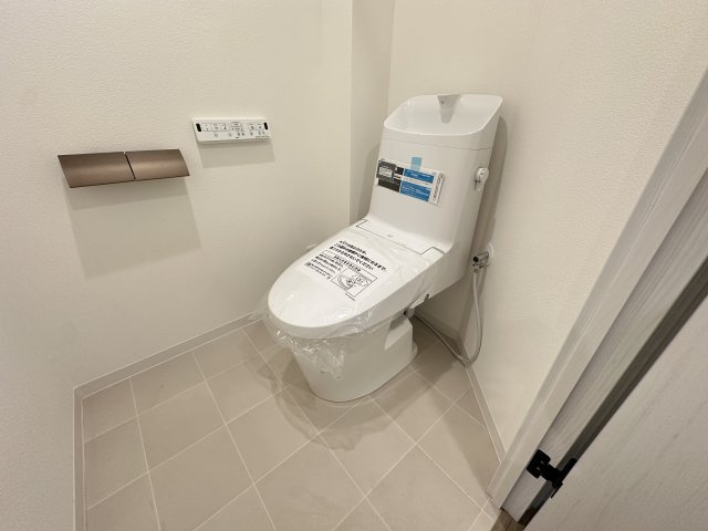 マンションには珍しい広々としたトイレです。新規温水洗浄便座交換済ですよ。