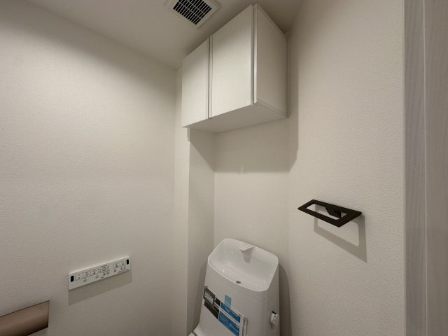 トイレには上部には有ると嬉しい吊戸棚が備わっています。
