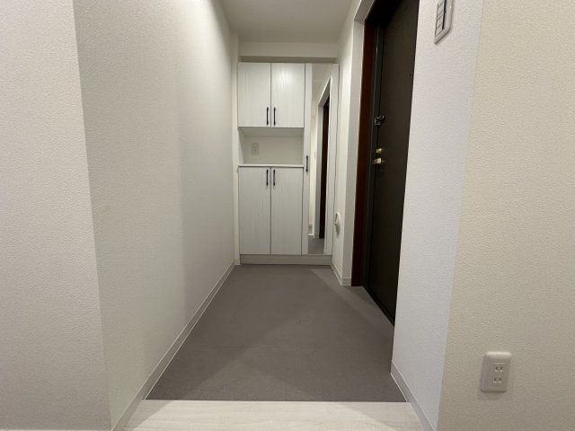 収納もたっぷりの明るい玄関は段差が少ないフラットスタイルです。