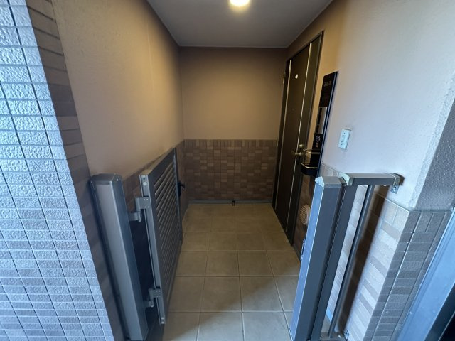 ポーチ付きのお部屋です。門扉が備わっているのでプライベート性の高い玄関です。