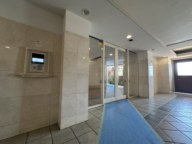 綺麗に整備されたエントランス部分です。セキュリティー面でも安心のオートロックを完備。