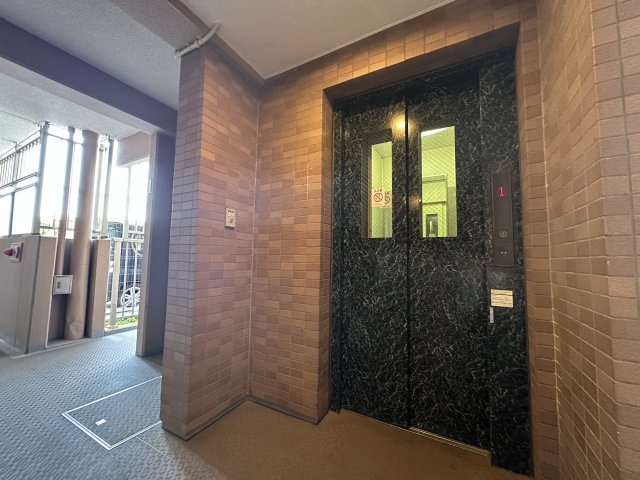 エレベーターを完備したマンションです。