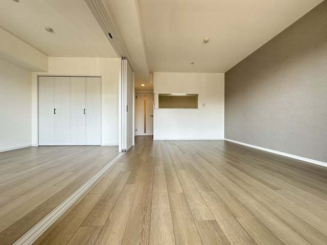 LDKと隣接した洋室は、リビングを広く使う事もできるので汎用性が高いリビングになってます。