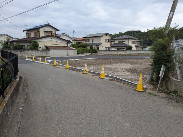 前面道路にゆとりがあり車の出入りもラクラク！開放的な街並みの中で、ゆったりとした新生活を始められます。