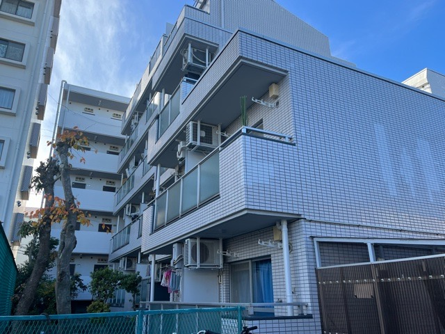道幅が広い場所は日当たりや風通が良好です。幅が広いのですれ違いも可能ですし大きな車でも駐車可能！一方で、大型車が通ることも多くなるため交通量の増加により騒音に繋がります。また土地の値段が高くなります。