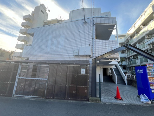 ＲＣ造、Reinforced　Concreteは直訳すると補強されたコンクリートです。主に柱や梁・床・壁が鉄筋とコンクリートで構成おり、鉄筋を組んだ型枠にコンクリートを流し込んで固めたものを指します。