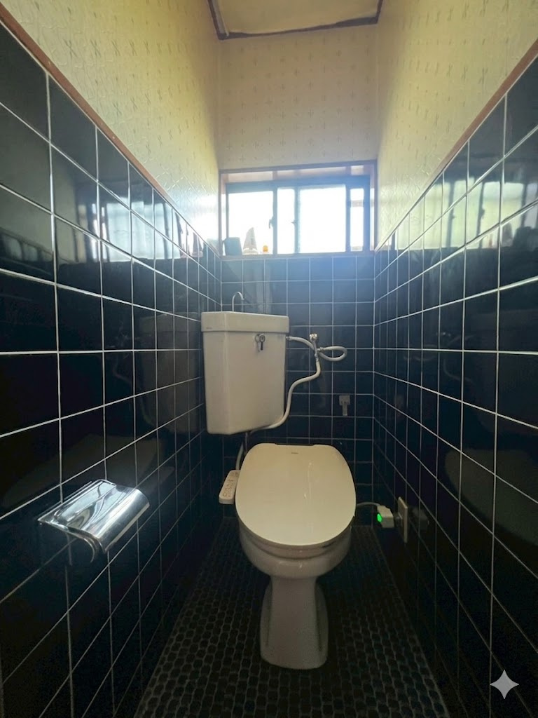 壁面タイル張りの掃除し易いトイレ。