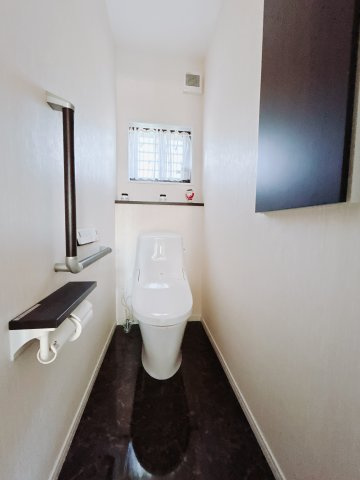 ■トイレ｜窓付きのトイレになっていますの換気もできます♪平屋でトイレ2つ付きはうれしいですね♪