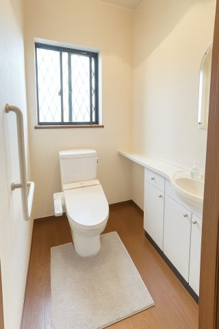 落ち着いた色調のトイレです