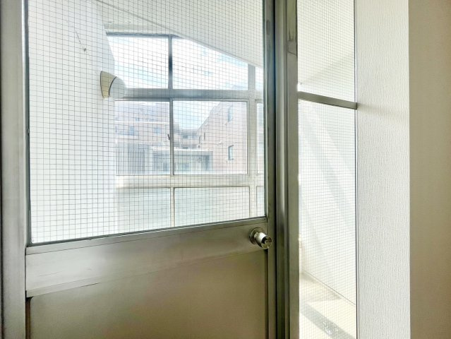 居室側のサンルーム。植物栽培や冬場はソファーを置いてくつろぎスペースとして利用もおすすめです。
