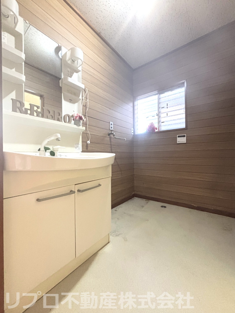 洗面所には窓があり、明るく換気もしやすいです！右側に洗濯機を設置できるスペースがあります！