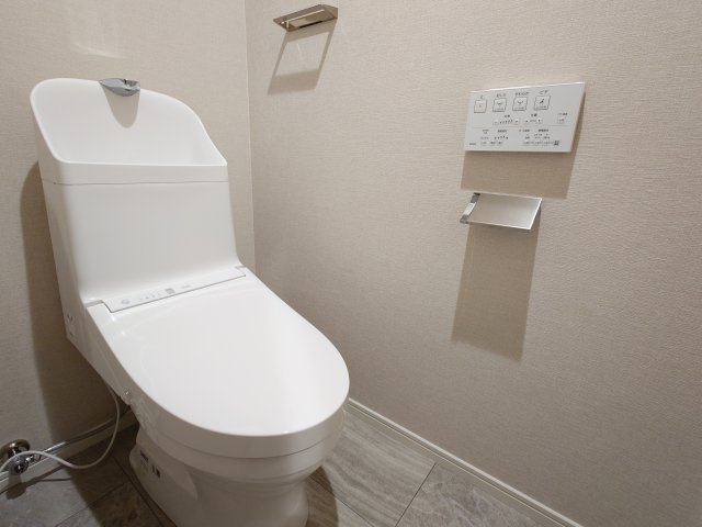 【新品】トイレ交換（収納棚・温水洗浄便座付き）、とても綺麗で清潔感があります♪