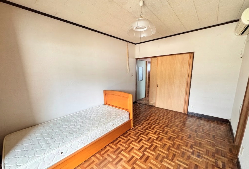 シンプルで使いやすい洋室は、寝室や子ども部屋としてもおすすめ。窓から自然光が入り、室内は明るく開放的。収納スペースも確保されており家具配置もしやすい間取り。フローリング調の床が空間をすっきりと見せます