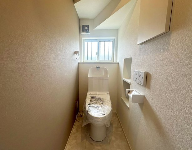 スマートなデザインのトイレは、見た目にも広さとゆとりを感じることができます。