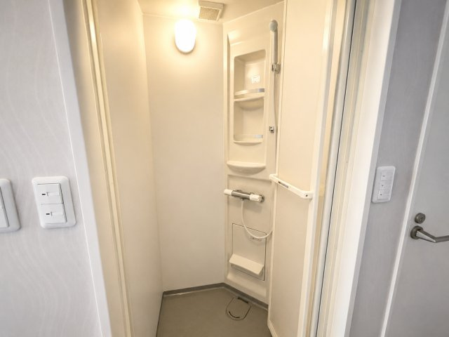浴室はシャワールーム仕様となっておりシンプルでお手入れのしやすい空間。棚付きでシャンプーやボディソープなどもすっきり収納可能。限られたスペースを効率良く活用できるため、忙しい単身者の方にもおすすめです