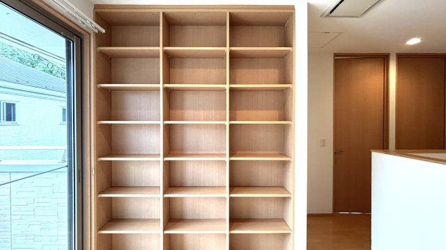2階階段上には大きな収納棚があります。