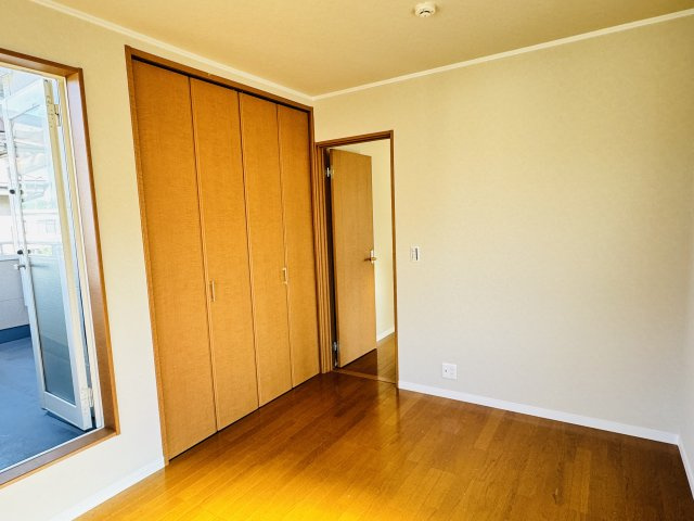 ～収納力の高いクローゼット完備　バルコニーへの出入りも可能なお部屋です～