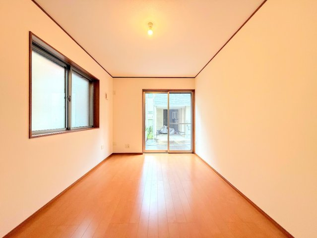 ◆室内はいつも明るい印象なので気持ちの良い朝を迎えられます。各部屋にはクローゼットを完備しており、収納が多いお家はすっきりして快適空間です。