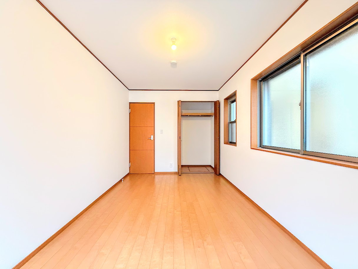 ◆気持ちの良い風が室内へ入り込む居室。家具を配置しても広々ご利用いただけます！！